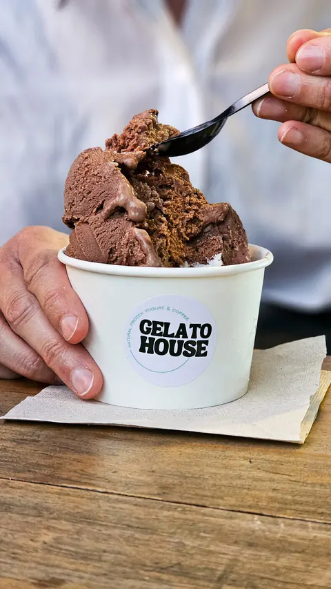 Gelato de chocolate servido en vaso de Gelato House