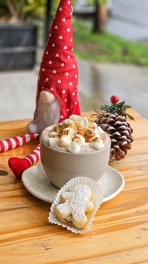 Chocolate caliente con malvaviscos y galleta decorada